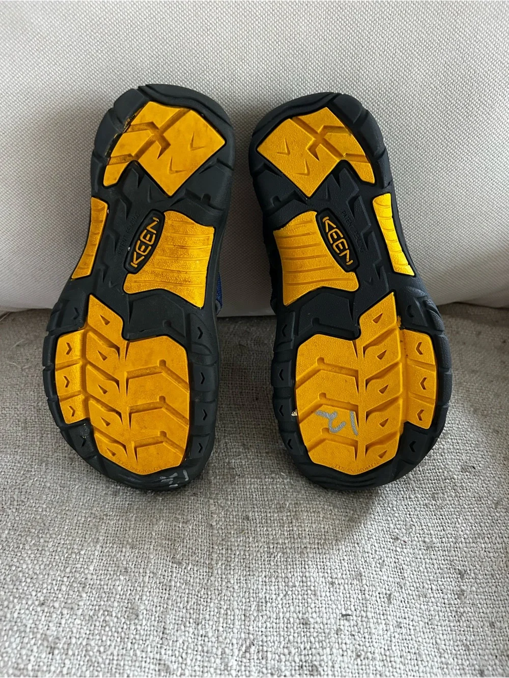 Keen Newport navy blue size 4